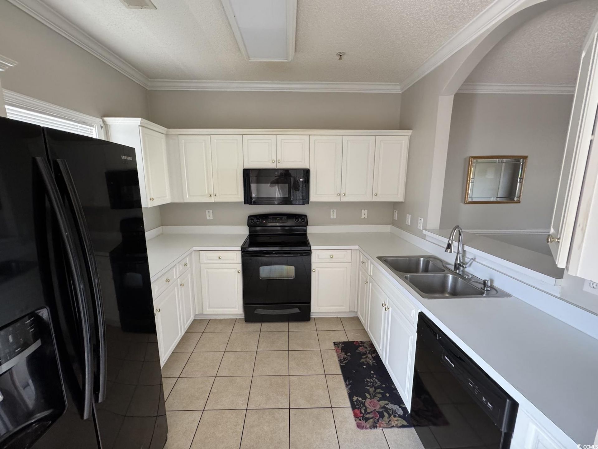 600 Heathrow Dr. Photo 4