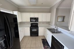 600 Heathrow Dr. photo 4