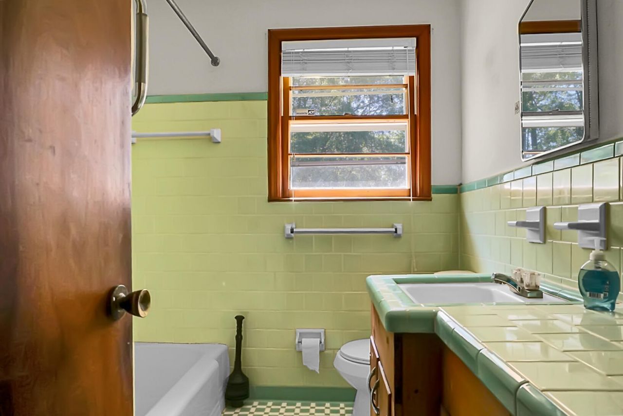 109 N Hampton Street Photo 12