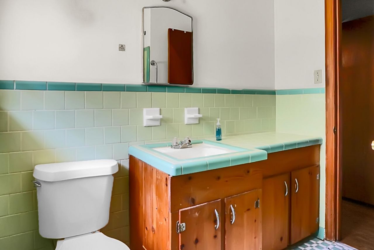 109 N Hampton Street Photo 13