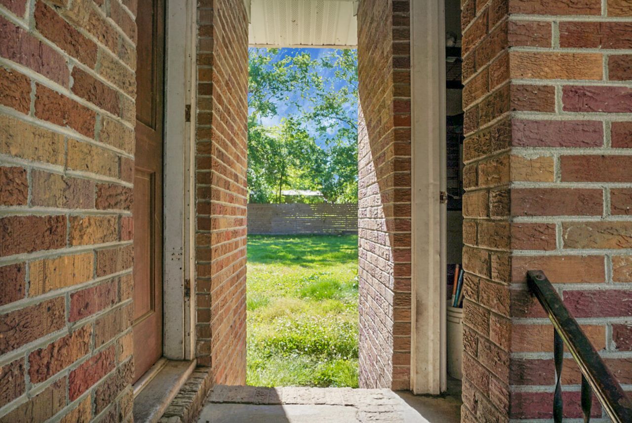 109 N Hampton Street Photo 16