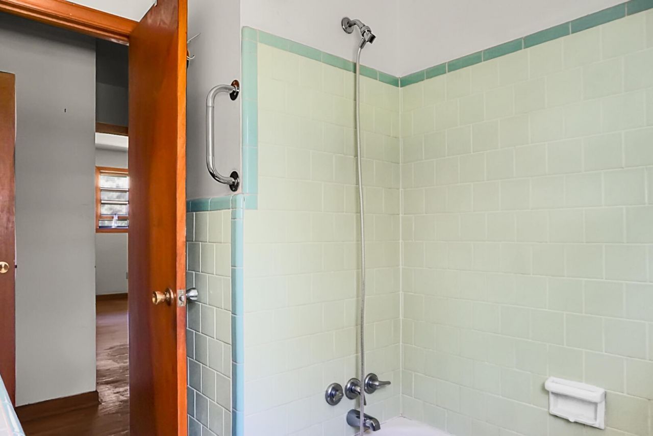 109 N Hampton Street Photo 17