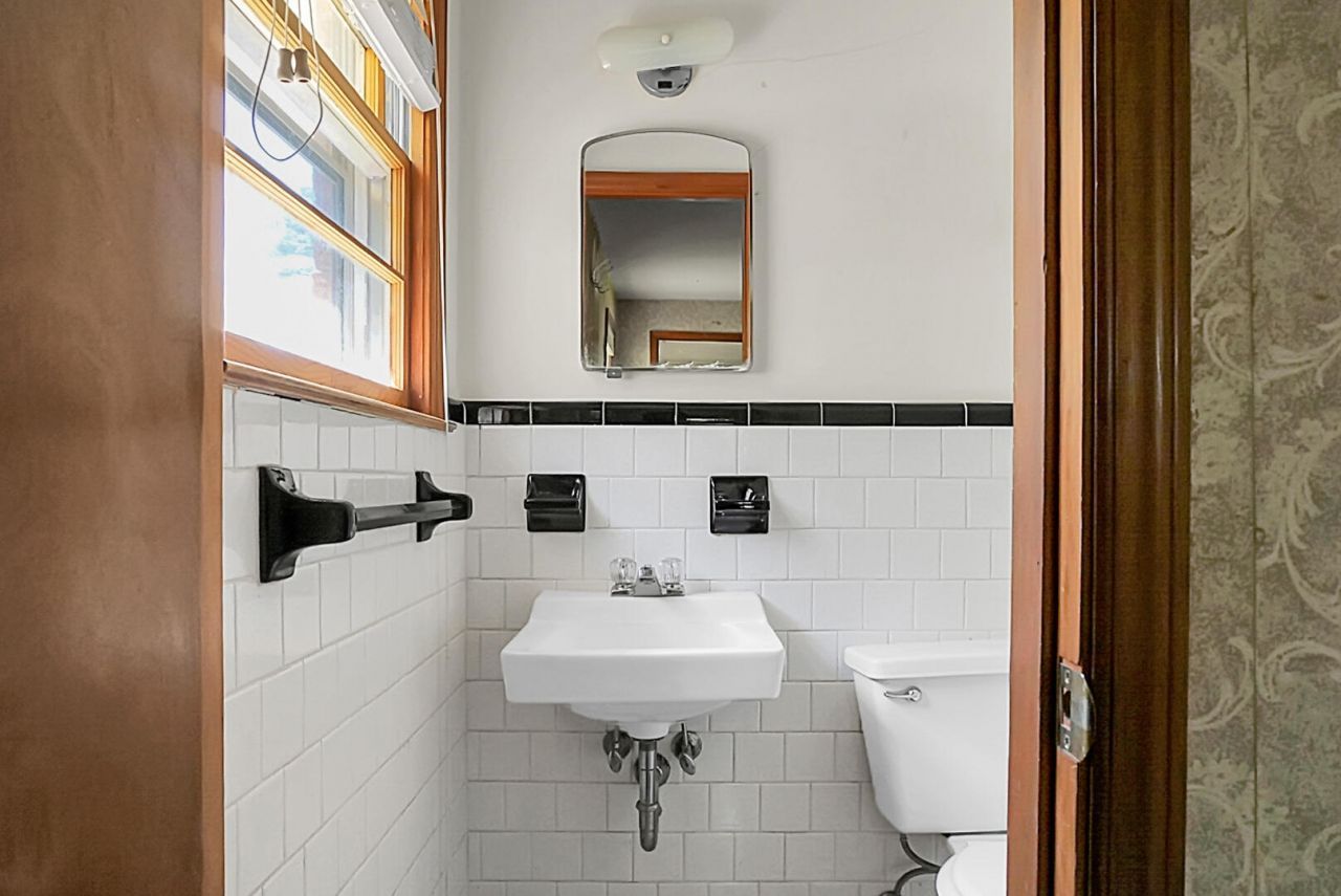 109 N Hampton Street Photo 22