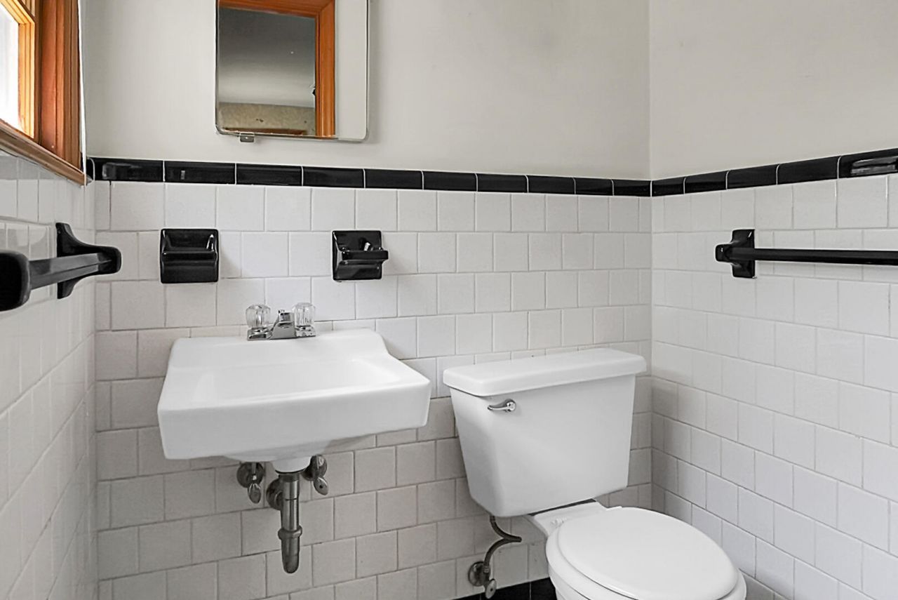 109 N Hampton Street Photo 6