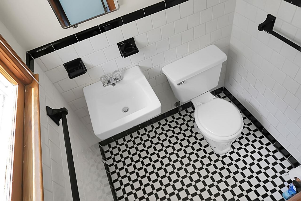 109 N Hampton Street Photo 8