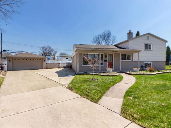 33112 Lynx Court, Westland, MI 48185