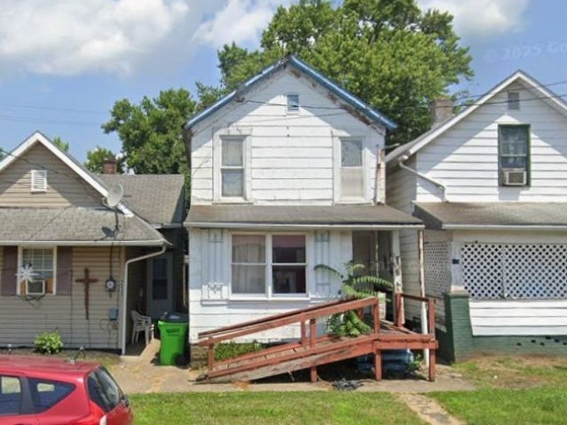 215 E 5th Street, Uhrichsville, OH 44683 Photo 1