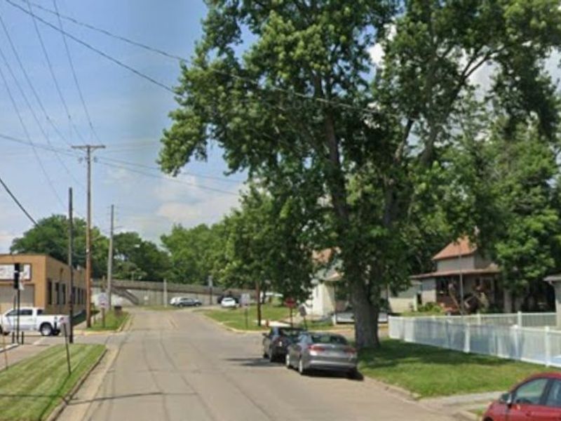 215 E 5th Street, Uhrichsville, OH 44683 Photo 5