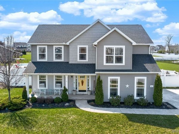 8 Weathersfield Ln, Lancaster, NY 14086