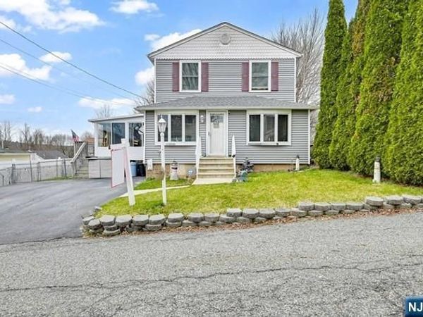 22 Glenridge Road, WEST MILFORD, NJ 07421