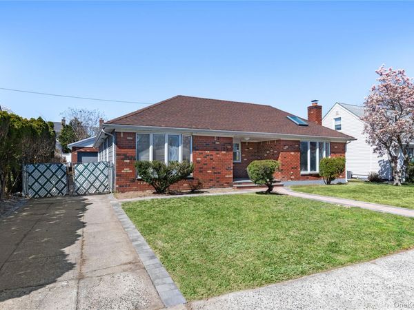 109 Evans Street , New Hyde Park, NY 11040