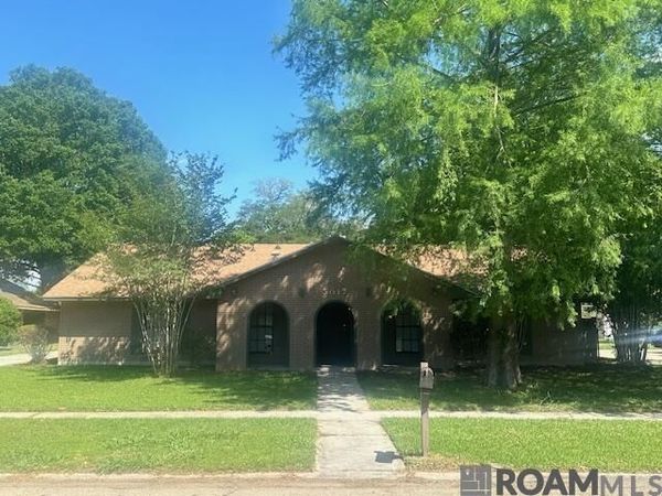 5017 Parkoaks Dr, Baton Rouge, LA 70816