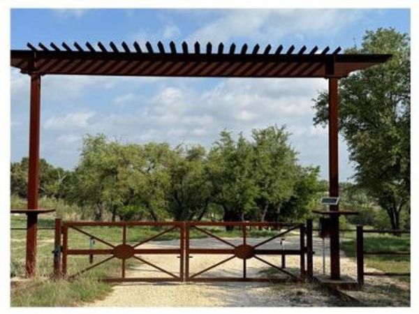 5 Barlow DR, Briggs, TX 78608