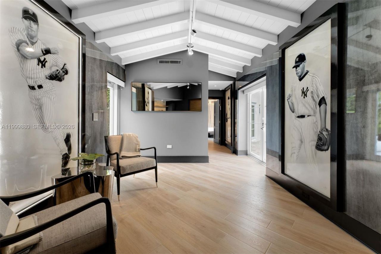 2887 Pine Tree Dr, Miami Beach, FL 33140 Photo