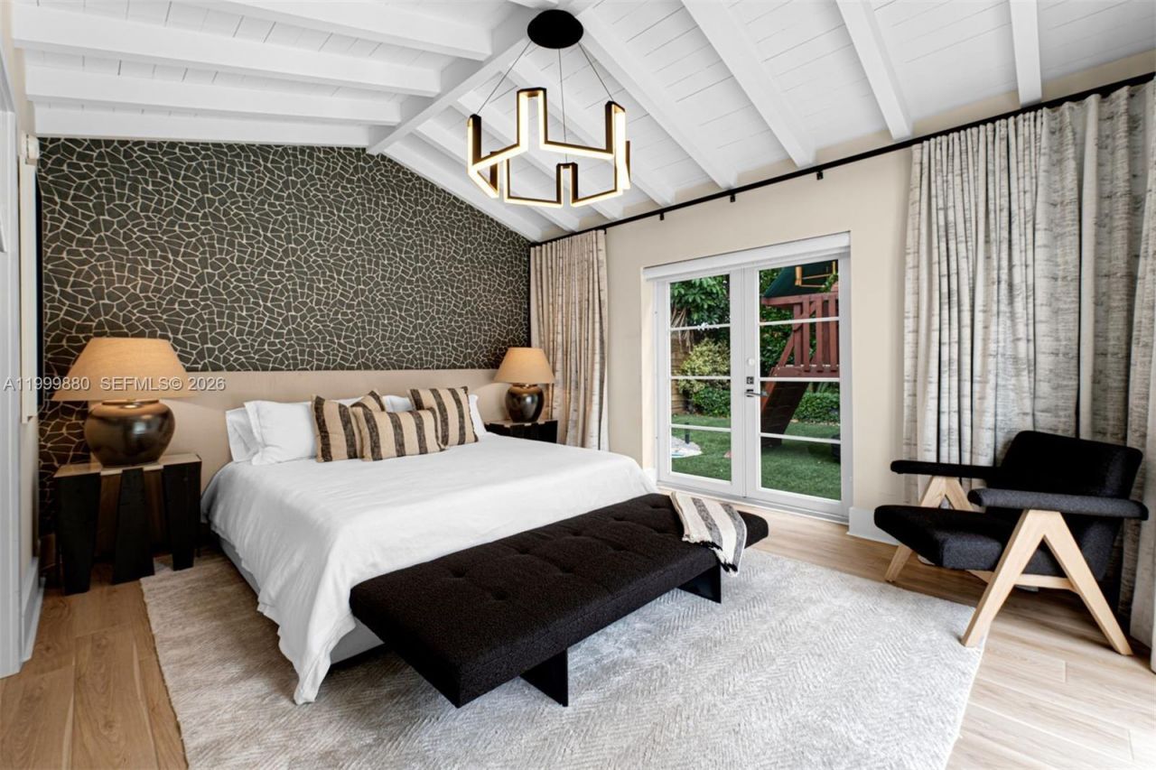 2887 Pine Tree Dr, Miami Beach, FL 33140 Photo