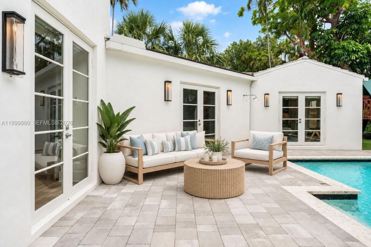 2887 Pine Tree Dr, Miami Beach, FL 33140 Photo
