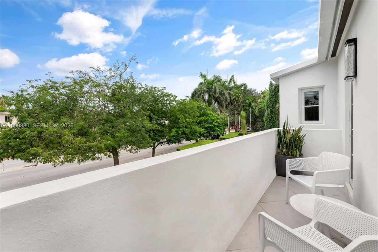 2887 Pine Tree Dr, Miami Beach, FL 33140 Photo