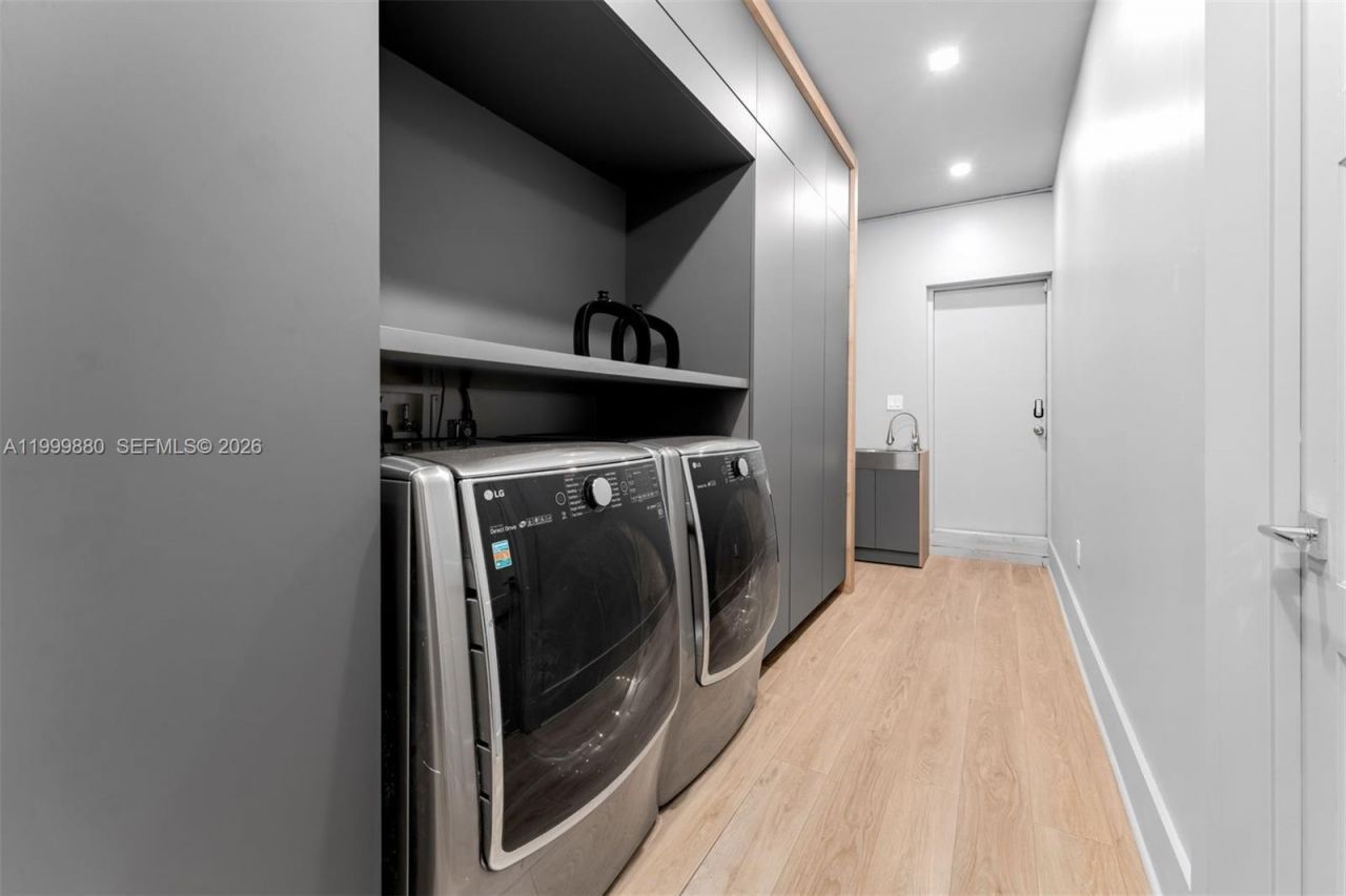 2887 Pine Tree Dr, Miami Beach, FL 33140 Photo