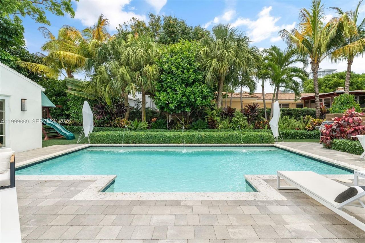 2887 Pine Tree Dr, Miami Beach, FL 33140 Photo