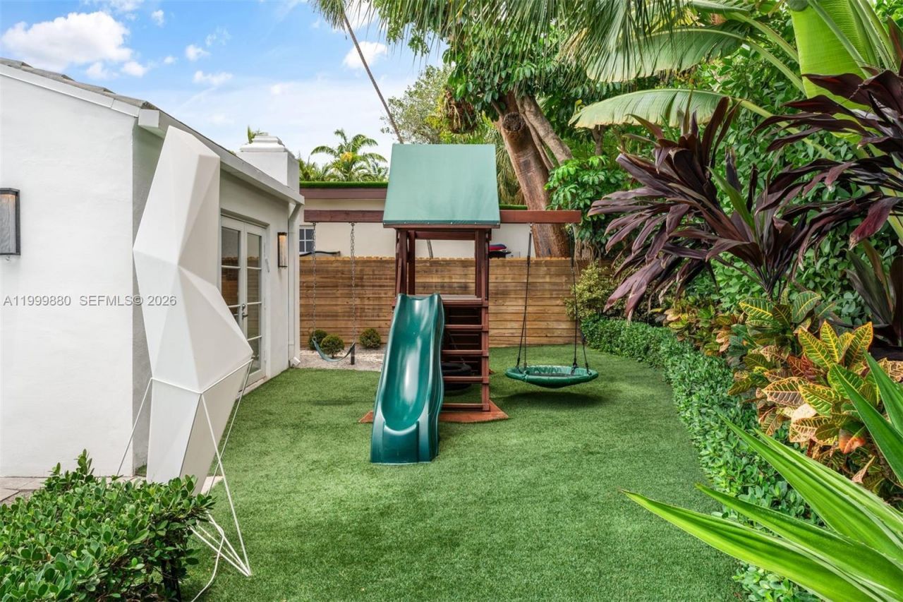 2887 Pine Tree Dr, Miami Beach, FL 33140 Photo