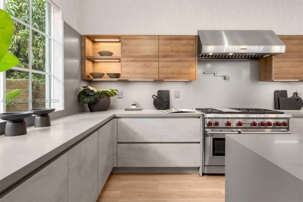 2887 Pine Tree Dr, Miami Beach, FL 33140 Photo