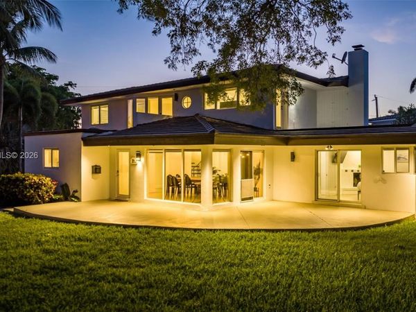 911 N Northlake Dr, Hollywood, FL 33019