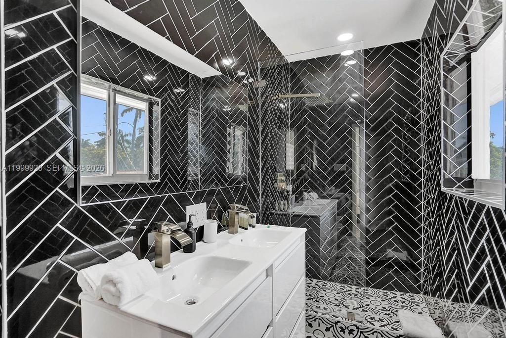 911 N Northlake Dr, Hollywood, FL 33019 Photo