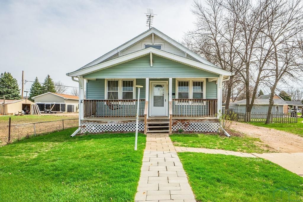 212 Wallace Ave, North Sioux City, SD 57049 Main Photo