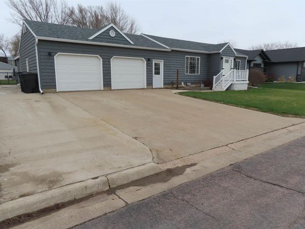 203 E Dupont, Elk Point, SD 57025