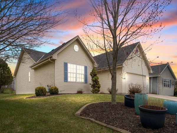 1572 Falcon DRIVE, Hartford, WI 53027