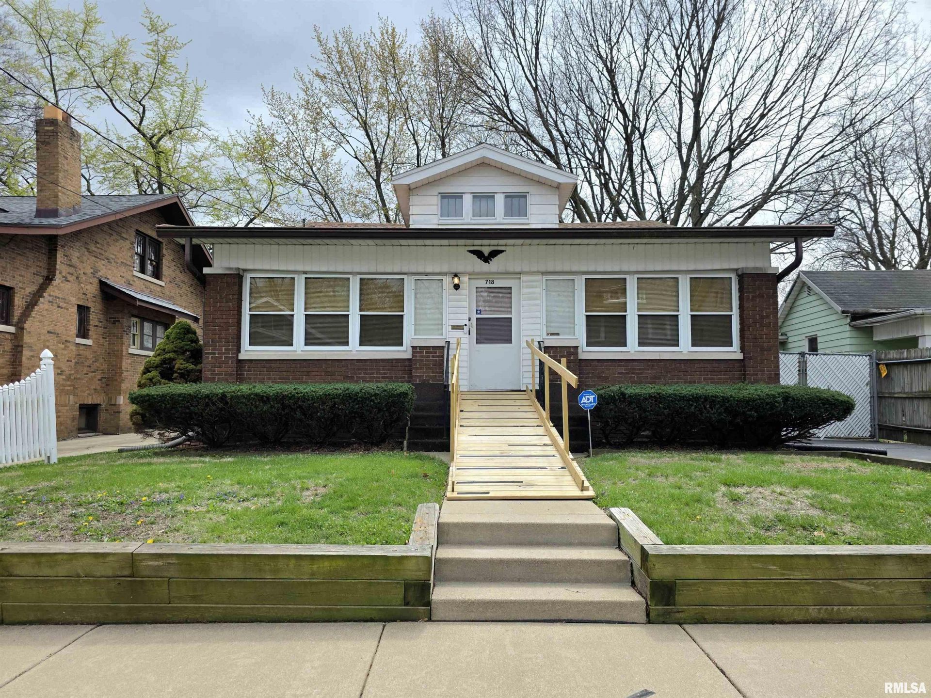 718 E Behrends Avenue, Peoria, IL 61603 Main Photo