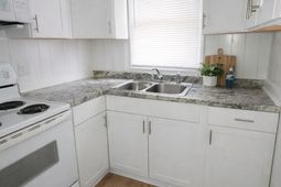 103 Holly St E photo 4