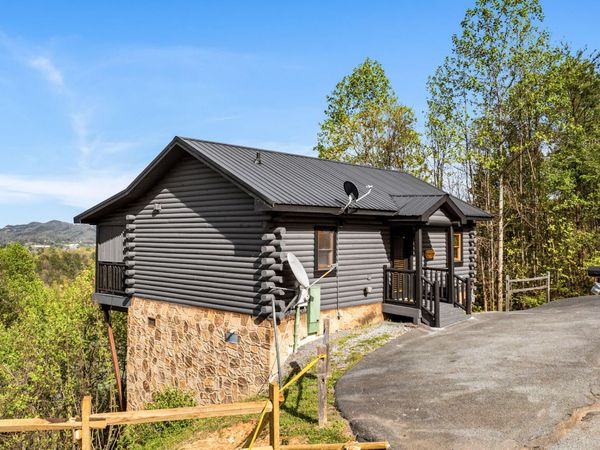 808 Peak Loop Way, Pigeon Forge, TN 37862