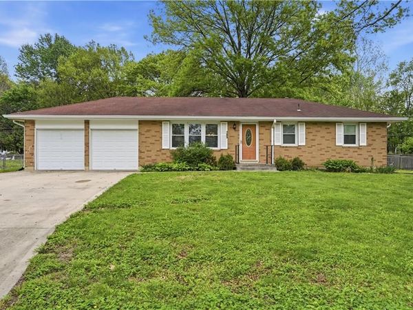 705 SW Maple Lane, Oak Grove, MO 64075