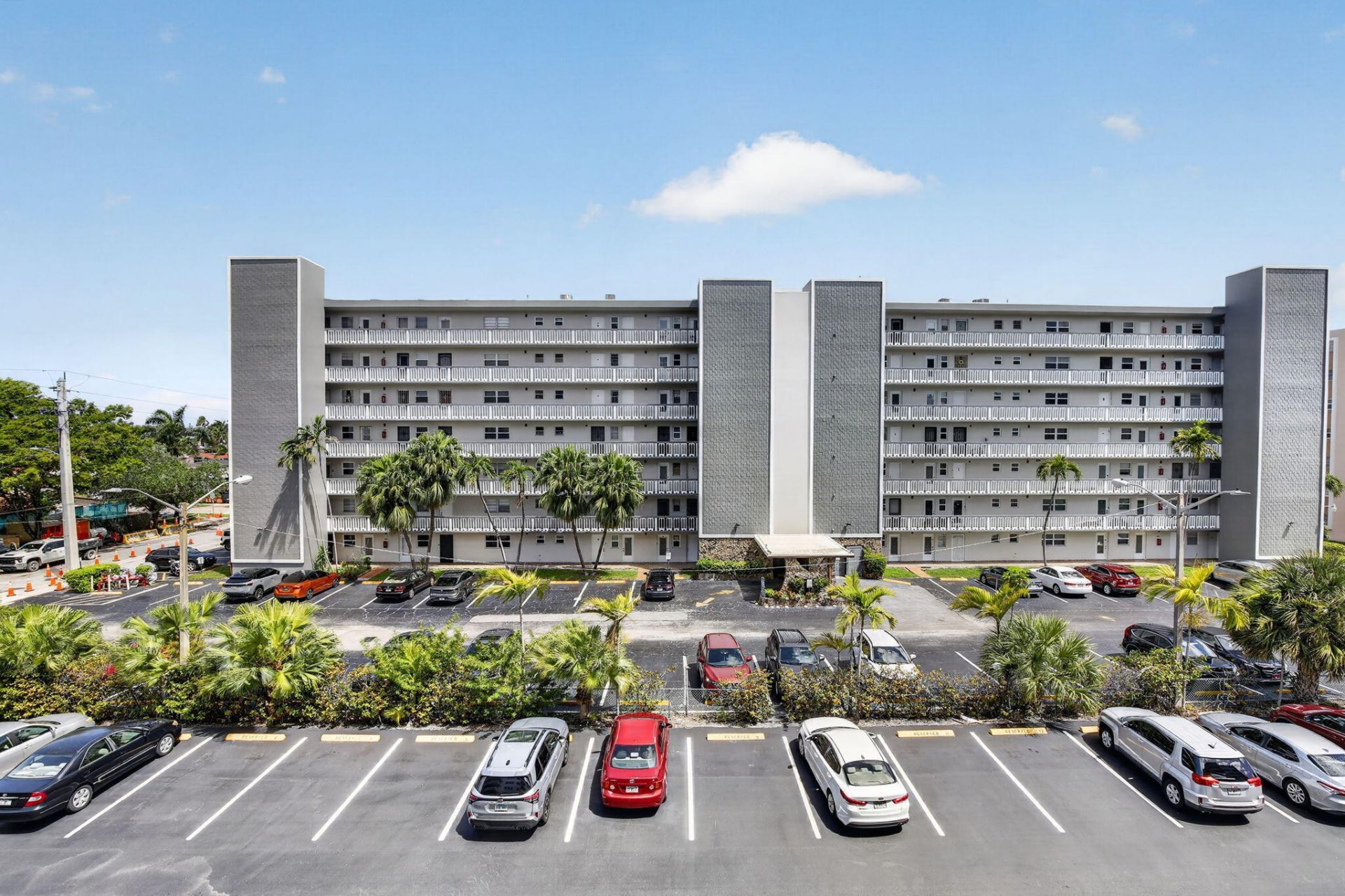 400 NE 12th Avenue, Unit 405, Hallandale Beach, FL 33009 Photo