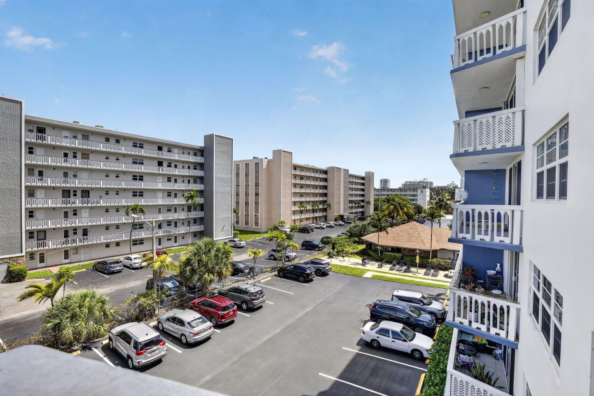 400 NE 12th Avenue, Unit 405, Hallandale Beach, FL 33009 Photo