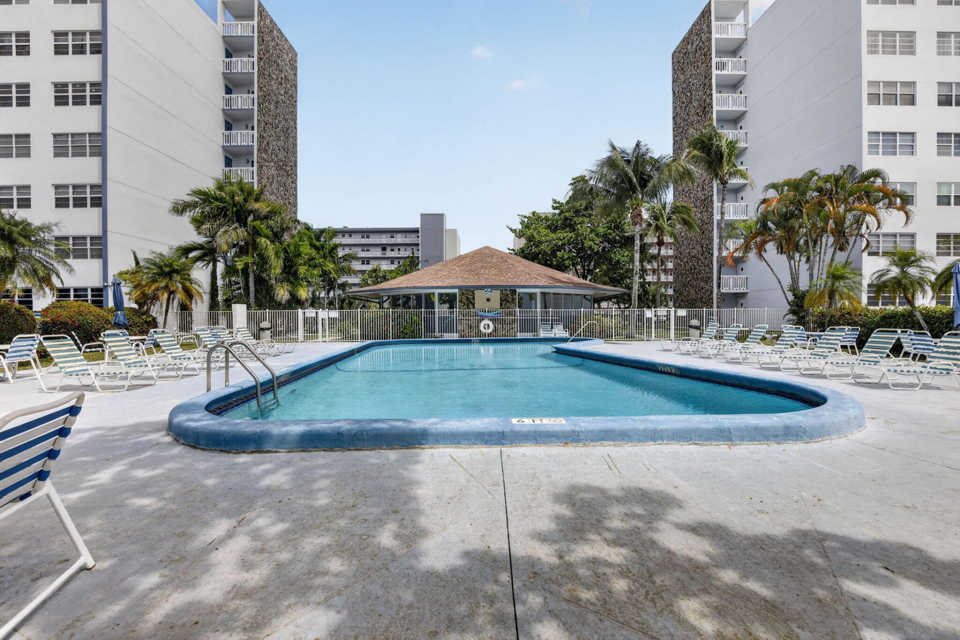 400 NE 12th Avenue, Unit 405, Hallandale Beach, FL 33009 Photo