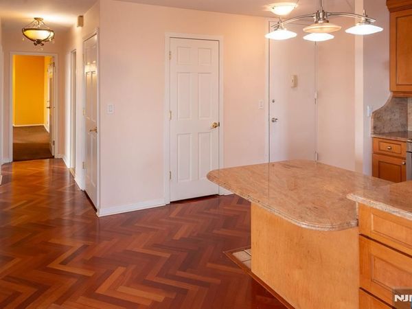 555 North Avenue 20F, Unit 20F, FORT LEE, NJ 07024