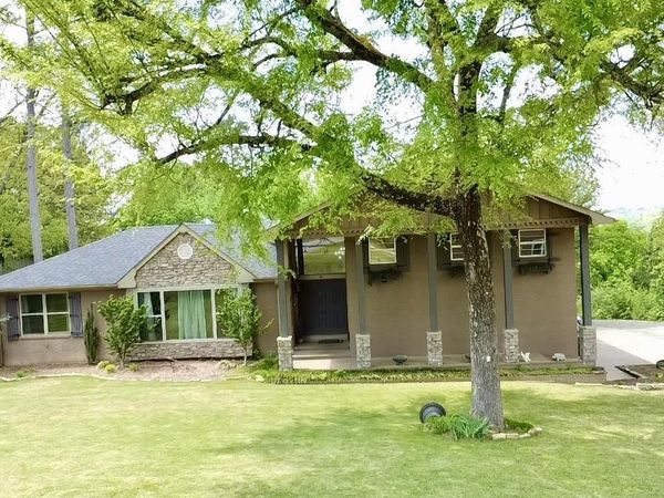 2 Briarwood Ln, Clarksville, AR 72830