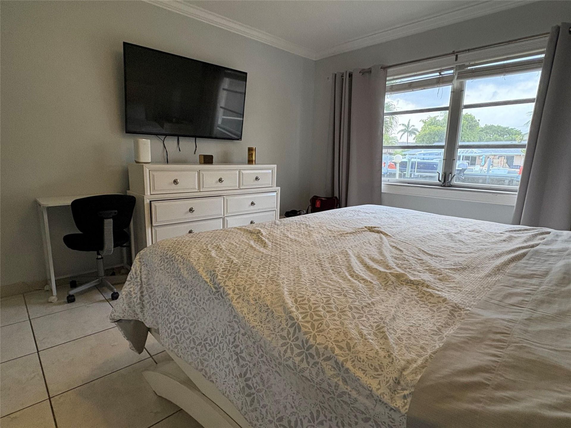 470 Paradise Isle Boulevard, Unit 105, Hallandale Beach, FL 33009 Photo