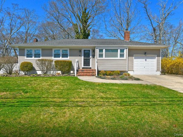 61 Newton Boulevard , Ronkonkoma, NY 11779