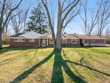 25335 Waycross, Southfield, MI 48033