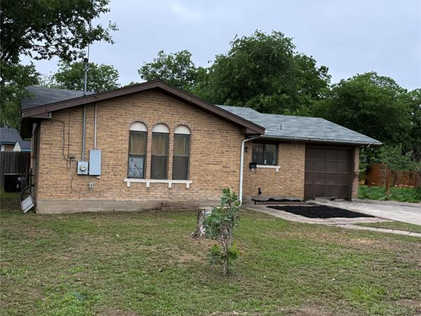 1704 S Walnut ST, Georgetown, TX 78626