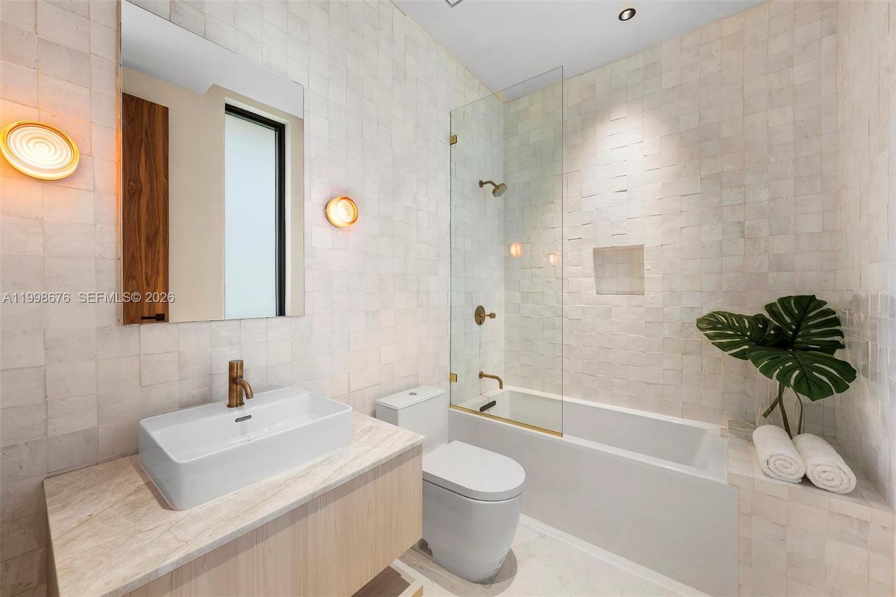 9640 W Broadview Dr, Bay Harbor Islands, FL 33154 Photo