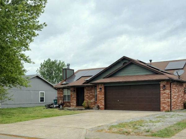 3807 W Locust Street, Rogers, AR 72756