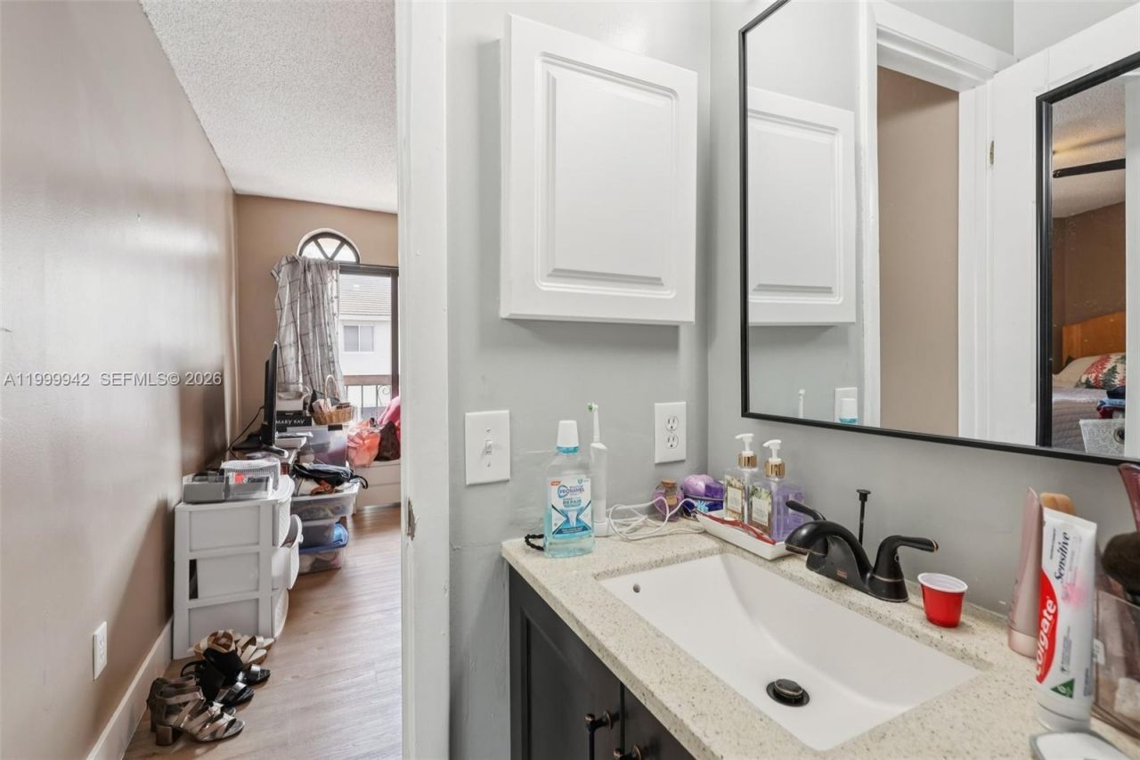 8389 NW 8th St, Miami, FL 33126 Photo