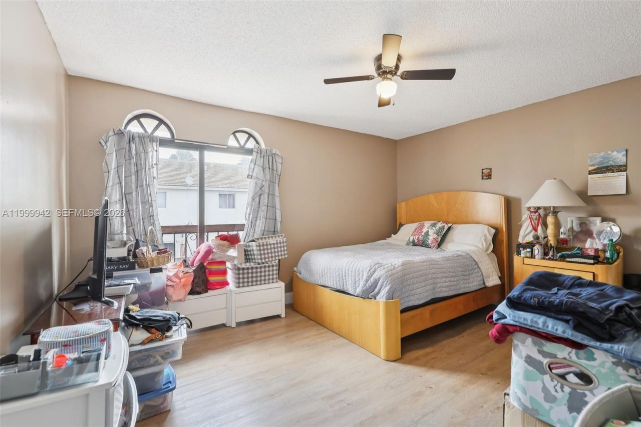 8389 NW 8th St, Miami, FL 33126 Photo