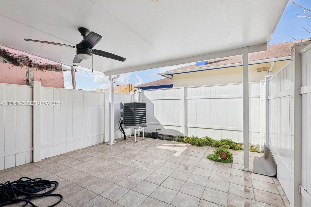 8389 NW 8th St, Miami, FL 33126 Photo