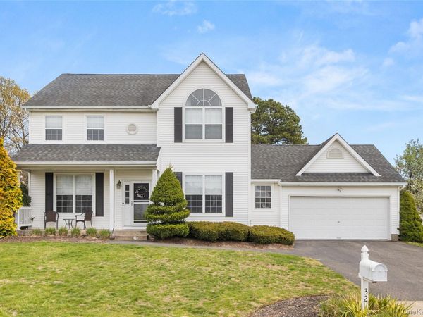 32 Willowbend Lane, Holtsville, NY 11742