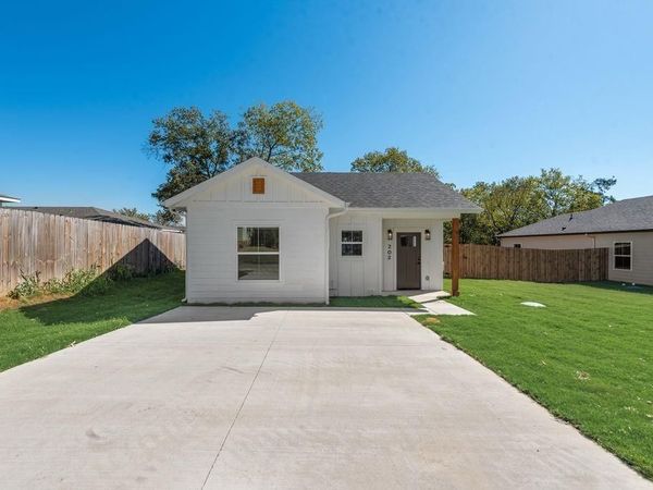 202 Pine Street, Bonham, TX 75418